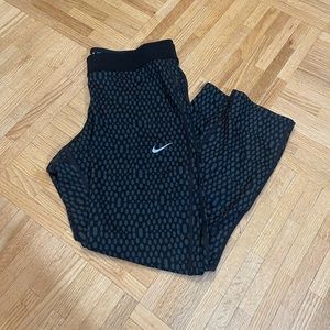 black and gray polka dot cropped nike leggings